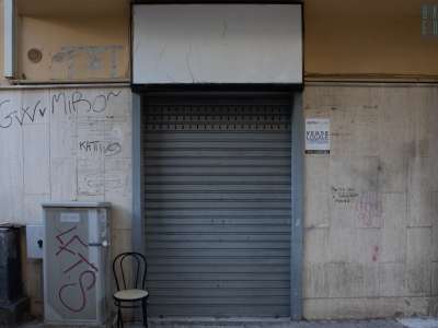 ...su cui sono mestamente attaccati, da anni, cartelli di �vendesi� e �affittasi�